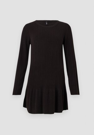 Vestido de malha canelada preto com mangas longas, decote redondo e barra em evasê. Textura suave e silhueta ajustada. Sem padrões ou acentos visíveis.