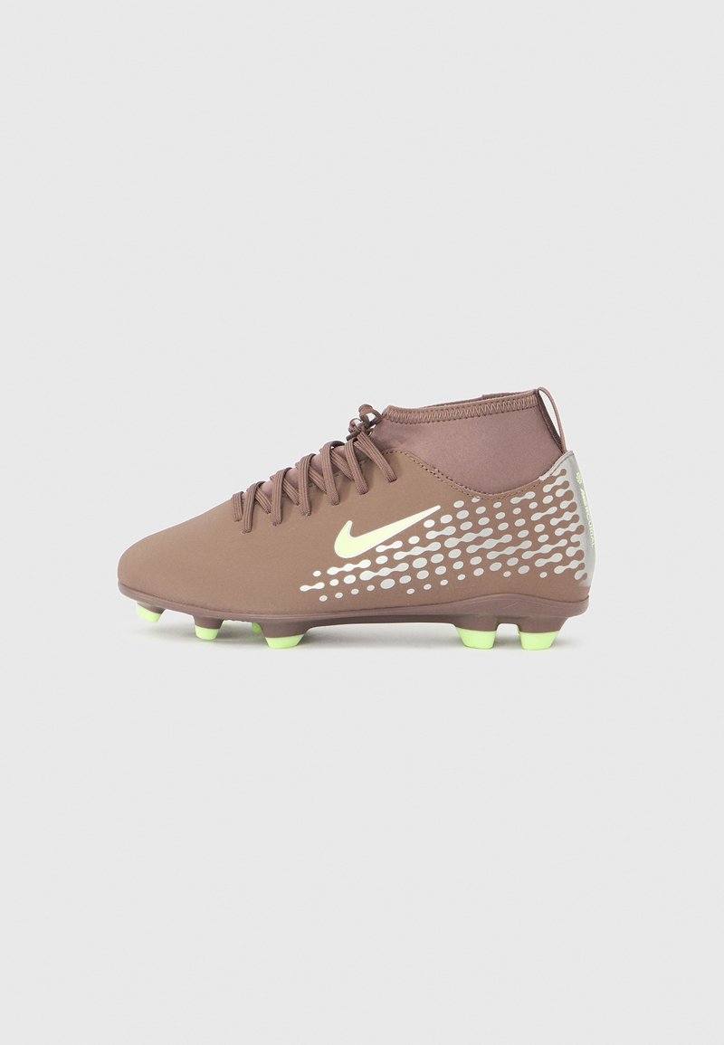 Καφέ ποδοσφαιρικό παπούτσι Nike με μεσαίο ύψος, διαθέτει υφασμένο πάνω μέρος, αντανακλαστικές λεπτομέρειες και φωτεινές πράσινες τάπες.