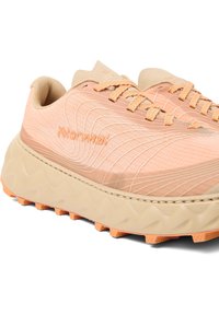 Lichtoranje hardloopschoenen met een gestructureerde mesh bovenkant, beige accenten en een chunky zool met een agressief profiel voor grip.