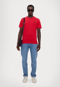 EA7 Emporio Armani TRAIN CORE TEE - T-shirts - salsa