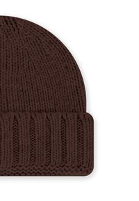 Brązowa dziana czapka beanie z podwiniętym mankietem i prążkowaną fakturą, z gładkim wierzchem i grubym, wyraźnym wzorem dzianiny.