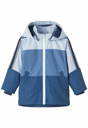 Blå vindjakke med lette og mørke blå paneler, hætte, hvid lynlås og sidelommer med marineblå detaljer.