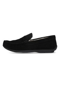 Mocassini in suede nera con dettaglio cucito sulla punta e superficie liscia. Design slip-on con suola nera in gomma, caratterizzati da accenti minimi.