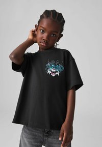 smALLSAINTS REGULAR FIT- GRAPHIC CREW - Marškinėliai su spaudiniu - black tomkat