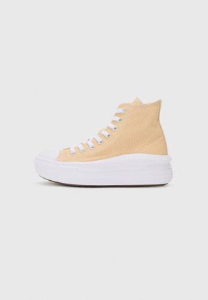 Hoge sneakers van zacht gele canvas, met witte veters en een stevige witte rubberen zool, met een gestructureerde afwerking.
