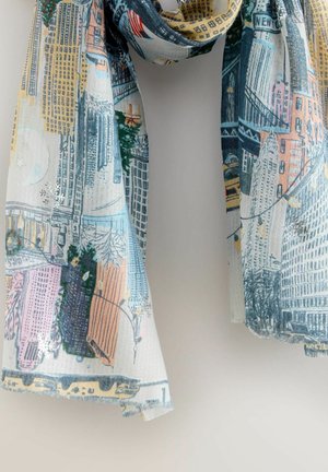 Eșarfă ușoară, cu un model care prezintă ilustrații ale unui orizont urban în culori pastelate. Materialul pare moale, cu o textură transparentă și margini ciufulite.