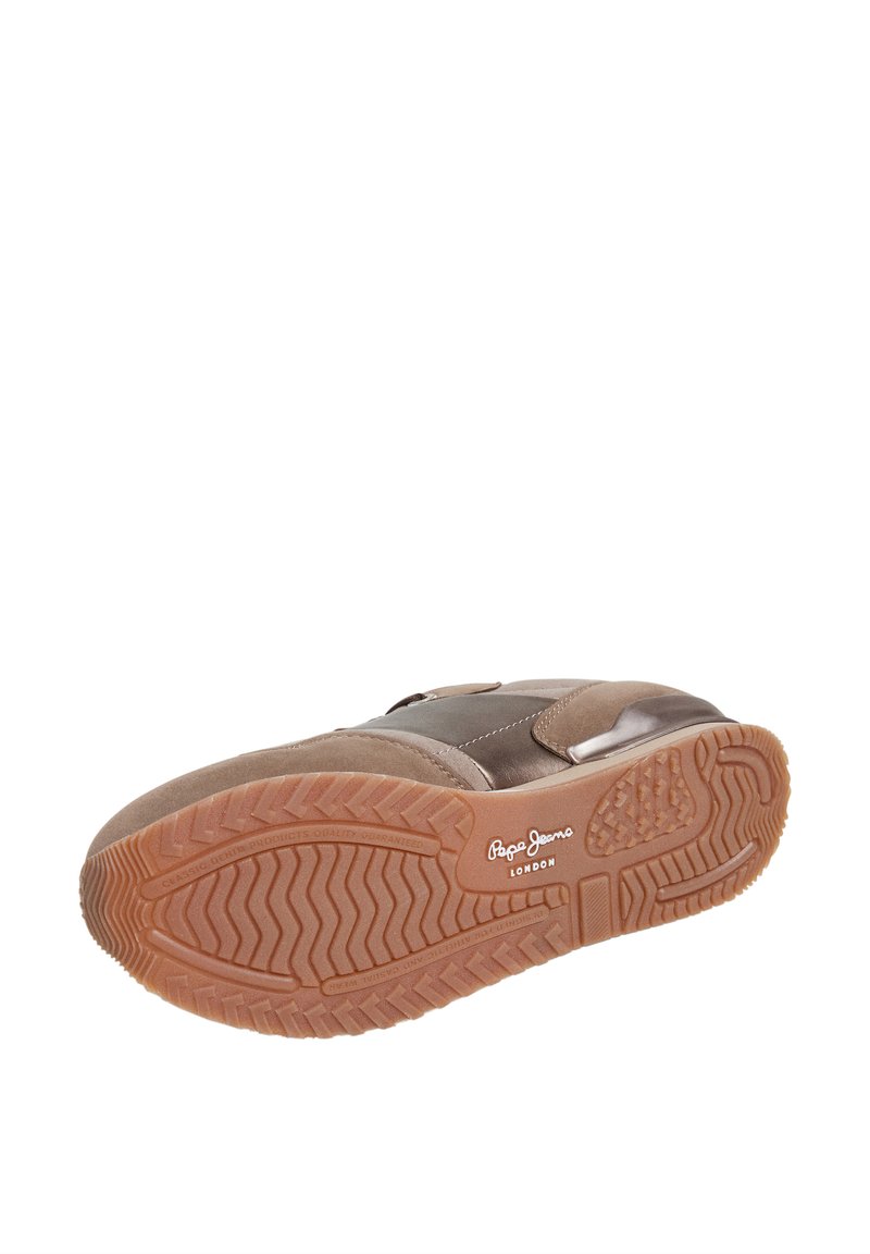 Zapatilla de ante marrón con suela de goma, que presenta un patrón texturizado y acentos metálicos. Marcada con "Pepe Jeans London" en el lateral.