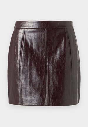 Bordeaux neplederen rok met een gestructureerd krokodillenpatroon, met een hoge taille en twee verticale naden voor structuur.