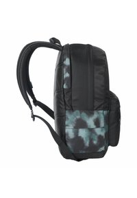 Mochila negra con un detalle en teñido anudado color verde azulado y negro. Cuenta con correas acolchadas, un bolsillo lateral y un material duradero con un diseño estructurado.