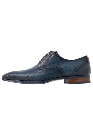 Dunkelblauer Herrenschuh aus strukturiertem Leder mit braunen Schnürsenkeln, rundlicher Spitze, niedrigem Absatz und glatter brauner und schwarzer Sohle.