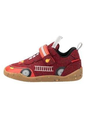 Baskets rouges pour enfants avec motif de camion de pompiers, bride en Velcro, languettes blanches et semelle beige clair mouchetée.