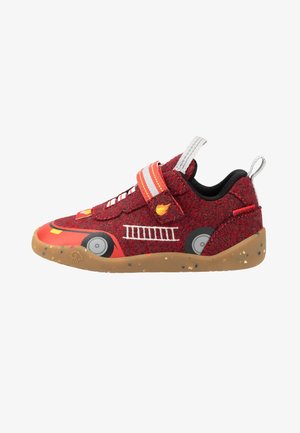 Baskets rouges pour enfants avec motif de camion de pompiers, bride en Velcro, languettes blanches et semelle beige clair mouchetée.