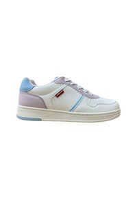 Zapatilla blanca con acentos en púrpura claro y azul, textura de malla, diseño con cordones y pequeño logo rojo en el lado. Suela de goma.