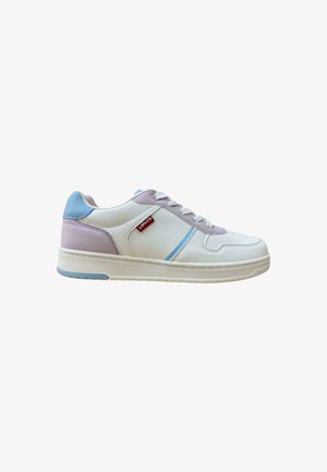 Zapatilla blanca con acentos en púrpura claro y azul, textura de malla, diseño con cordones y pequeño logo rojo en el lado. Suela de goma.