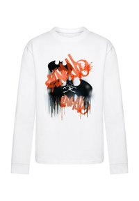 Biała koszulka z długim rękawem z czarnym grafiką Batmana i pomarańczowym tekstem w stylu graffiti z kroplami, tworząca wyrazisty design.