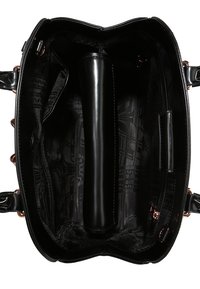 Intérieur d'un sac à main en synthétique noir avec une texture lisse, comprenant un compartiment central, des poches latérales et une doublure en tissu à motif.