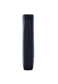 Portafoglio in pelle nera con design rettangolare slim, texture liscia e bordi arrotondati, privo di hardware o adornamenti visibili.