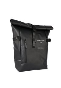 Sac à dos noir à rabat en matériau imperméable. Comprend des bretelles réglables, une poche zippée à l'avant et un imprimé de logo sur le devant.