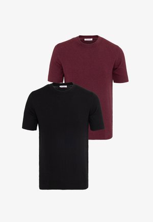 Deux pulls à manches courtes avec col rond, un noir devant et un bordeaux derrière, présentés sur un fond blanc.