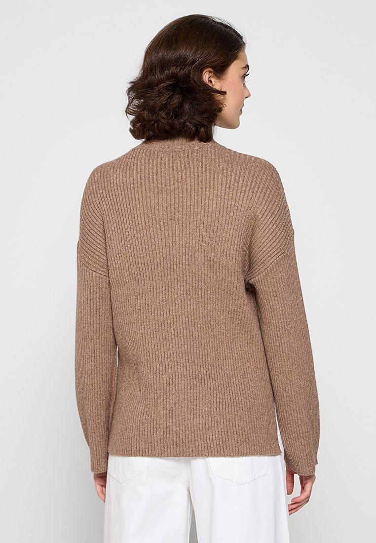 Maglione a coste marrone con scollatura rotonda e maniche lunghe, caratterizzato da una vestibilità rilassata e un tessuto testurizzato.