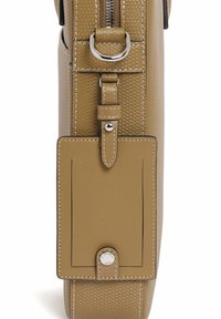 Borsa in pelle di colore tan con texture, dotata di chiusura a zip, tasca frontale piatta con bottone a pressione e dettagli in metallo argentato. Design compatto e rettangolare.