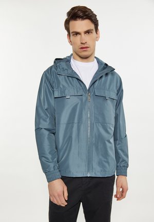 Lichtblauwe zip-up jas van glad, waterafstotend materiaal. Beschikt over een capuchon, twee borstzakken en elastische manchetten.