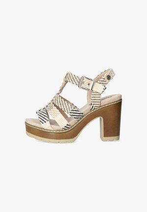 Sandalias de tacón con tiras, con parte superior de textil tejido en beige y negro, tacón cuadrado marrón, hebilla ajustable y suela de plataforma texturizada.