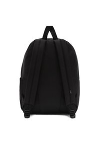 Mochila negra con respaldo y correas de hombro acolchados, hecha de un tejido duradero; presenta bolsillos laterales y un diseño minimalista.
