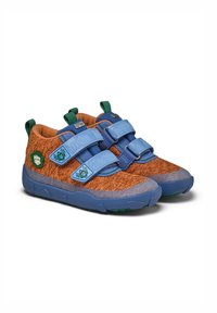 Blaue und orangefarbene Kinderschuhe mit einem strukturierten Stoffoberteil, zwei Klettverschlüssen, grünen Akzenten und einer robusten Gummisohle.