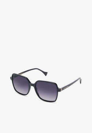 Schwarze Sonnenbrille mit quadratischen Rahmen, mit einem Farbverlauf von dunklen zu hellen Gläsern und goldener Markenkennzeichnung am Schläfenbereich. Elegantes Design mit glatter Textur.