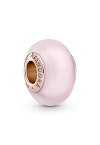 Perla in vetro rosa con una finitura liscia e opaca, e un nucleo in oro rosa inciso con la scritta "PANDORA". Forma rotonda. Foro per l'infilamento.