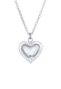 Sølv hjertevedhængsørering med en poleret finish, scalloped kant og 925 stempel; fastgjort til en klassisk kæde.