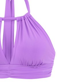 Top bikini a halter viola in tessuto liscio, con texture arricciata e spalline regolabili. Forma classica con coppe morbide e rotonde e fascia elastica.