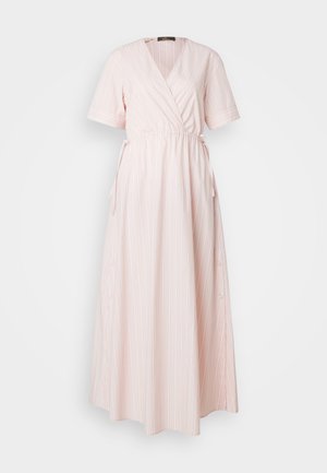 Robe maxi rose à rayures avec un décolleté en V, des manches courtes et une taille élastiquée. Comprend des liens sur les côtés et des accents de boutons le long de la jupe.