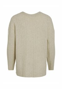 Suéter beige de canalé, con cuello redondo, mangas largas y anchas, y una textura suave, con un ajuste relajado y dobladillo recto.