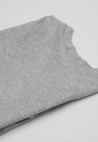 Hellgrauer, langärmeliger Sweatshirt mit rundem Halsausschnitt, aus weichem Baumwollmischgewebe, mit einer subtilen Textur.