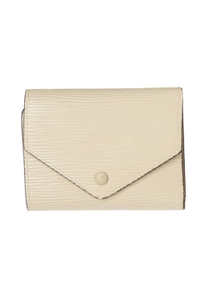 Beige strukturiertes Lederportemonnaie mit einem dreieckigen Klappenverschluss und einem runden Druckknopf. Kompaktes Design mit dezenten Linien.