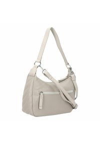 Borsa a tracolla sintetica beige con forma curva, coulisse e tasca esterna con zip. Presenta una texture trapuntata su un lato e dettagli in argento.