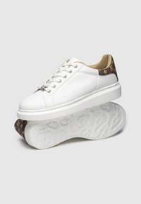 Weiße Ledersneaker mit runder Zehenform, flachen Schnürsenkeln und einem gemusterten braunen Akzent an der Ferse. Strukturierte weiße Gummisohle.