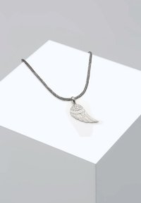 Silverfärgad halsband med en flätad kedja och en vingformad hänge med detaljerade fjädergravyrer.