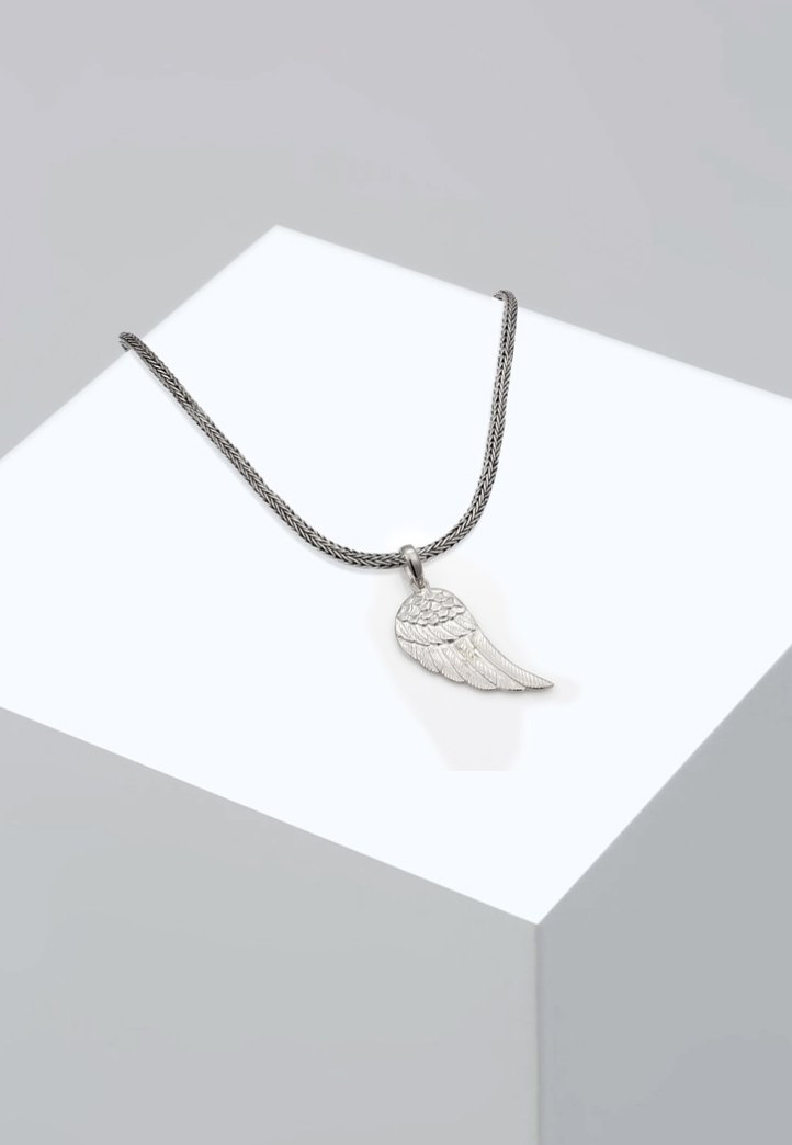 Silverfärgad halsband med en flätad kedja och en vingformad hänge med detaljerade fjädergravyrer.