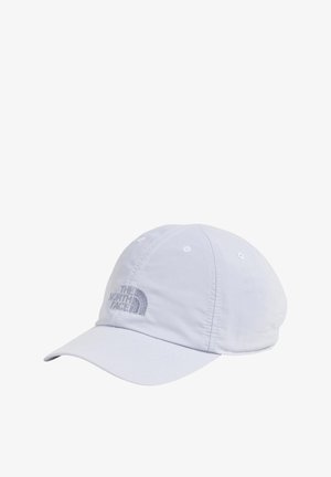 Gorra de béisbol blanca hecha de un tejido ligero, con una corona redondeada y un ala curva. Incluye un logo bordado en el frente.