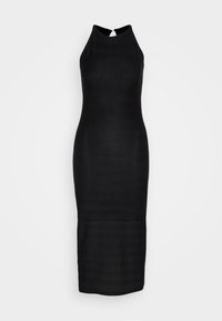 Vestido halter negro con forma ajustada, tejido texturizado, largo hasta la rodilla y detalle de ojal en la parte posterior del escote.