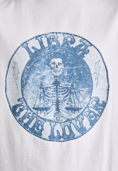 Balta marškinėliai su mėlynu grafiniu atvaizdu, vaizduojančiu skeletą, laikantį svarstykles, su užrašu "LIBRA THE LOVER" apvalioje kompozicijoje.