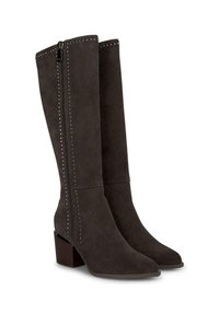 Bottes en suède marron foncé, hauteur genou, avec un bout pointu, une fermeture éclair sur le côté et des clous en argent décoratifs le long de la ligne de la fermeture. Design à talon bloc.