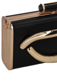 Bolso de mano negro con textura sintética suave, detalles metálicos en tono dorado y un asa metálica curva con un cierre negro brillante.