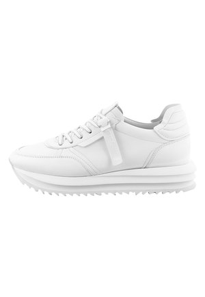 Sneaker in pelle bianca con suola spessa a strati, chiusura frontale con lacci, colletto imbottito e dettaglio di etichetta laterale su sfondo bianco uniforme.