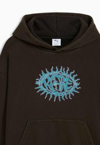 Σκούρα καφέ φούτερ με κουκούλα, με γραφικό σχήμα ήλιου σε τιρκουάζ και μοβ και τη λέξη "RARE" σε στυλιζαρισμένη μορφή στο κέντρο μπροστά.