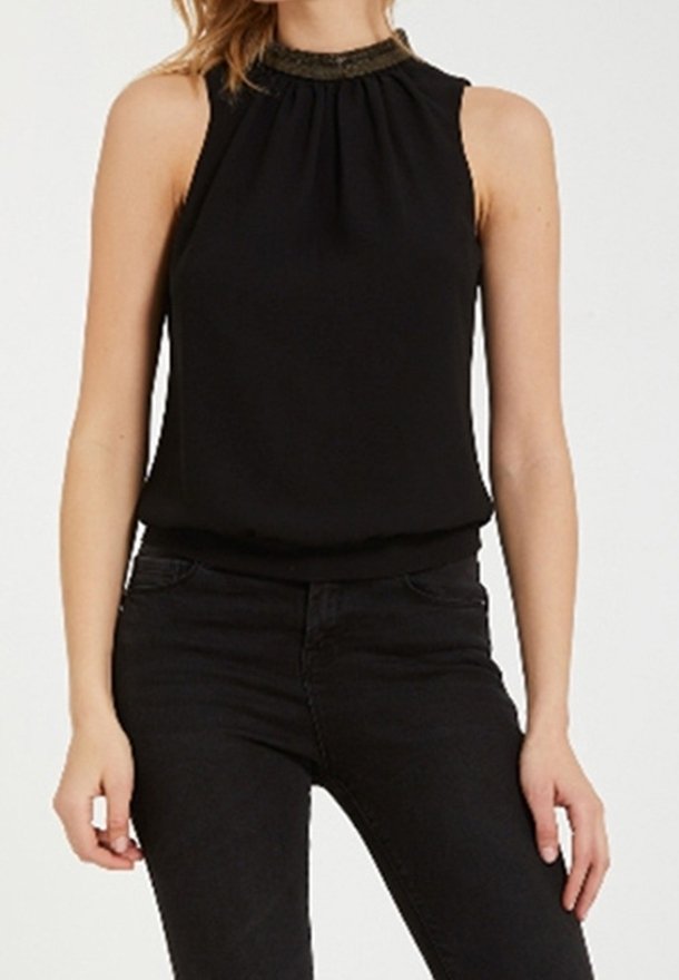 Top sans manches noir avec un col froncé et de subtils embellissements, fabriqué dans un tissu lisse ; conception ajustée, se resserrant à la taille.