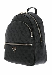 Sac à dos en simili cuir noir avec motif de logo embossé, double fermetures éclair, accent logo en métal triangulaire sur le devant et finition texturée.
